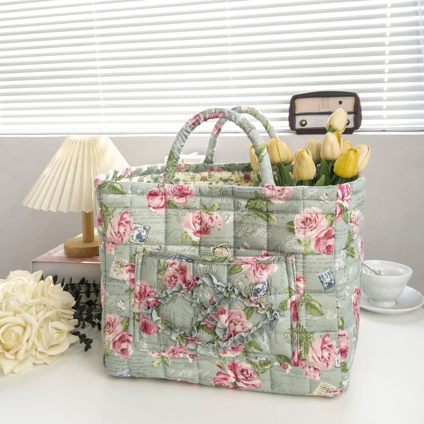 Liora — Gewatteerde bloemen shopper met ruim en opvouwbaar ontwerp