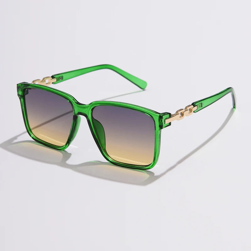 Lorya — Übergroße quadratische Sonnenbrille mit goldenen Kettenglied-Bügeln