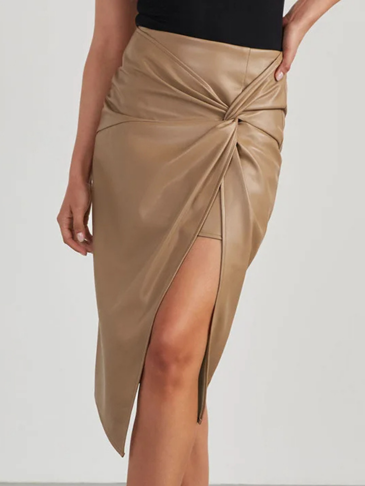 Norla — Vegan leren midi-rok met asymmetrische twistzoom