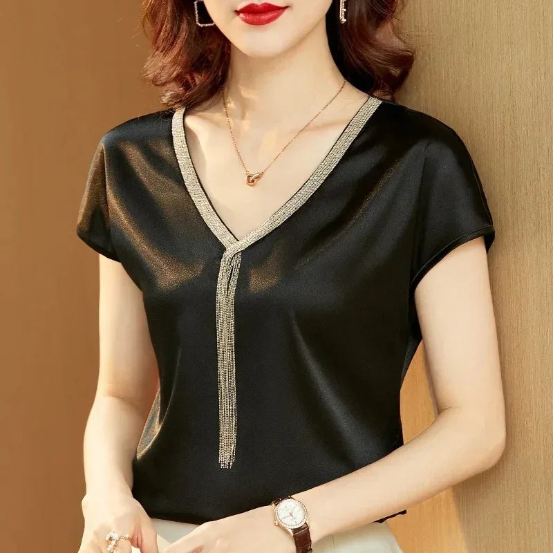 Liora — Damen-Satin-Top mit V-Ausschnitt, dezentem Schimmer und Fransen-Detail