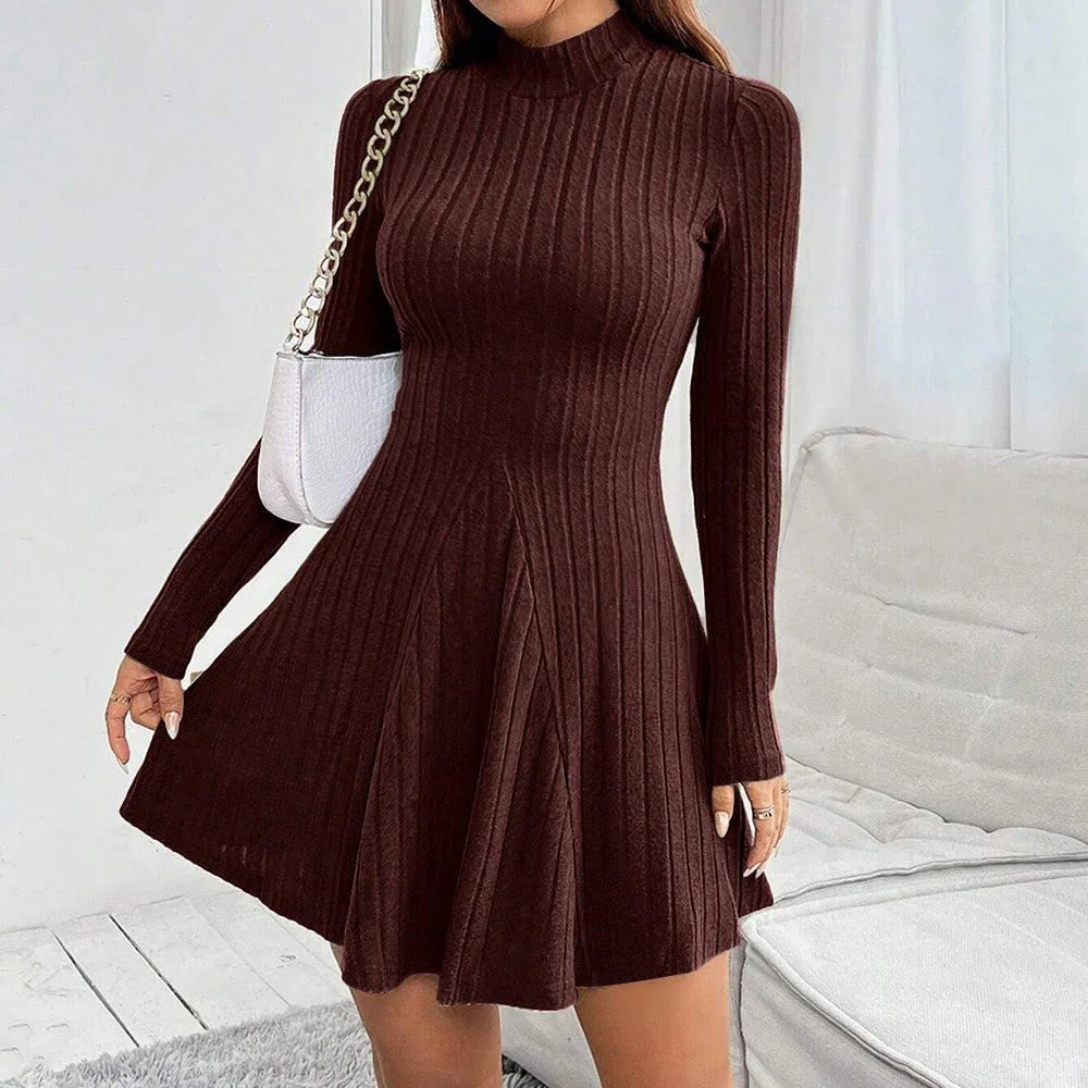 Liora — Robe à col montant côtelé avec ourlet évasé et coupe stretch