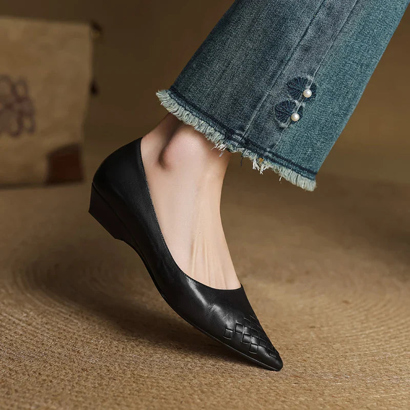 Novara Woven Leather Pumps — Aito nahkainen kärkikärkinen kiilakorkokenkä