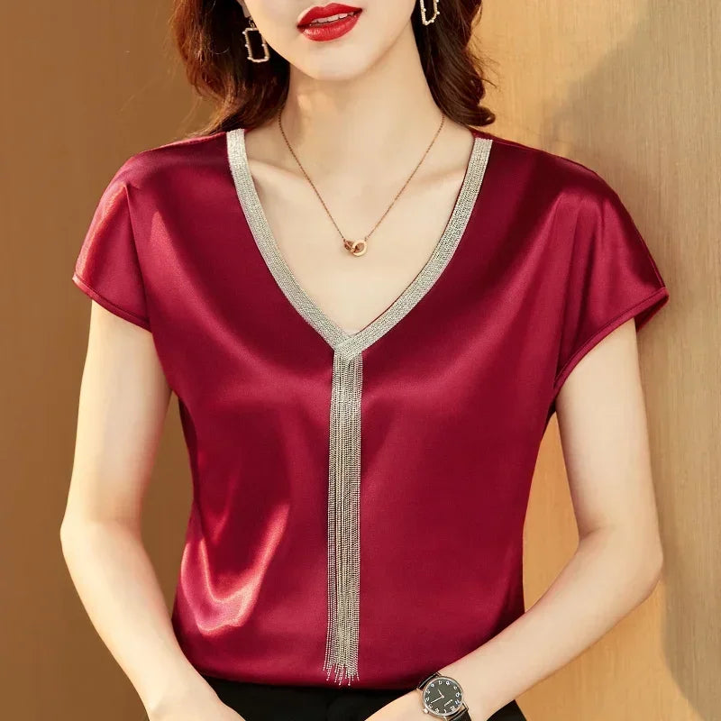 Liora — Damen-Satin-Top mit V-Ausschnitt, dezentem Schimmer und Fransen-Detail