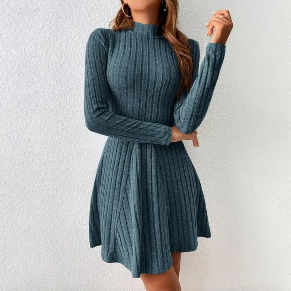 Liora — Robe à col montant côtelé avec ourlet évasé et coupe stretch