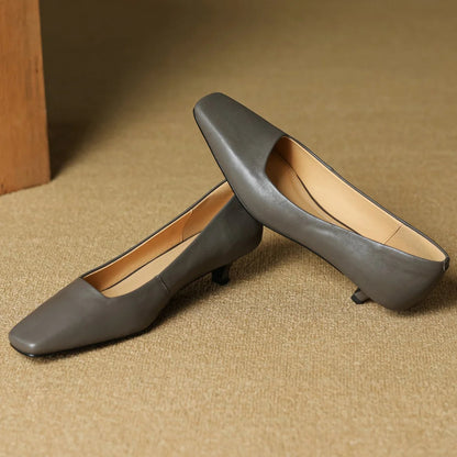 Talora — Echtes Leder Pumps mit Kitten-Heel und Komfort-Schaumsohle