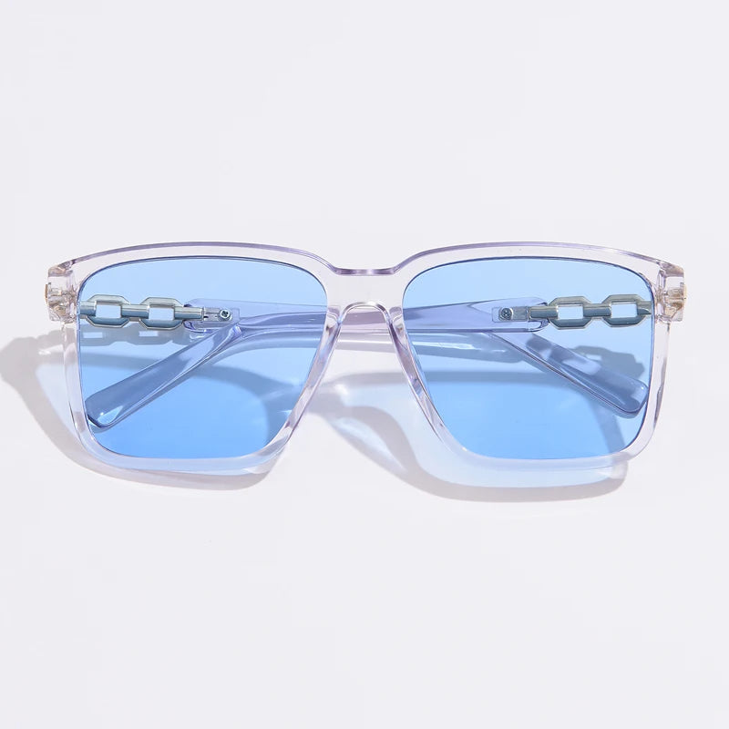 Lorya — Übergroße quadratische Sonnenbrille mit goldenen Kettenglied-Bügeln