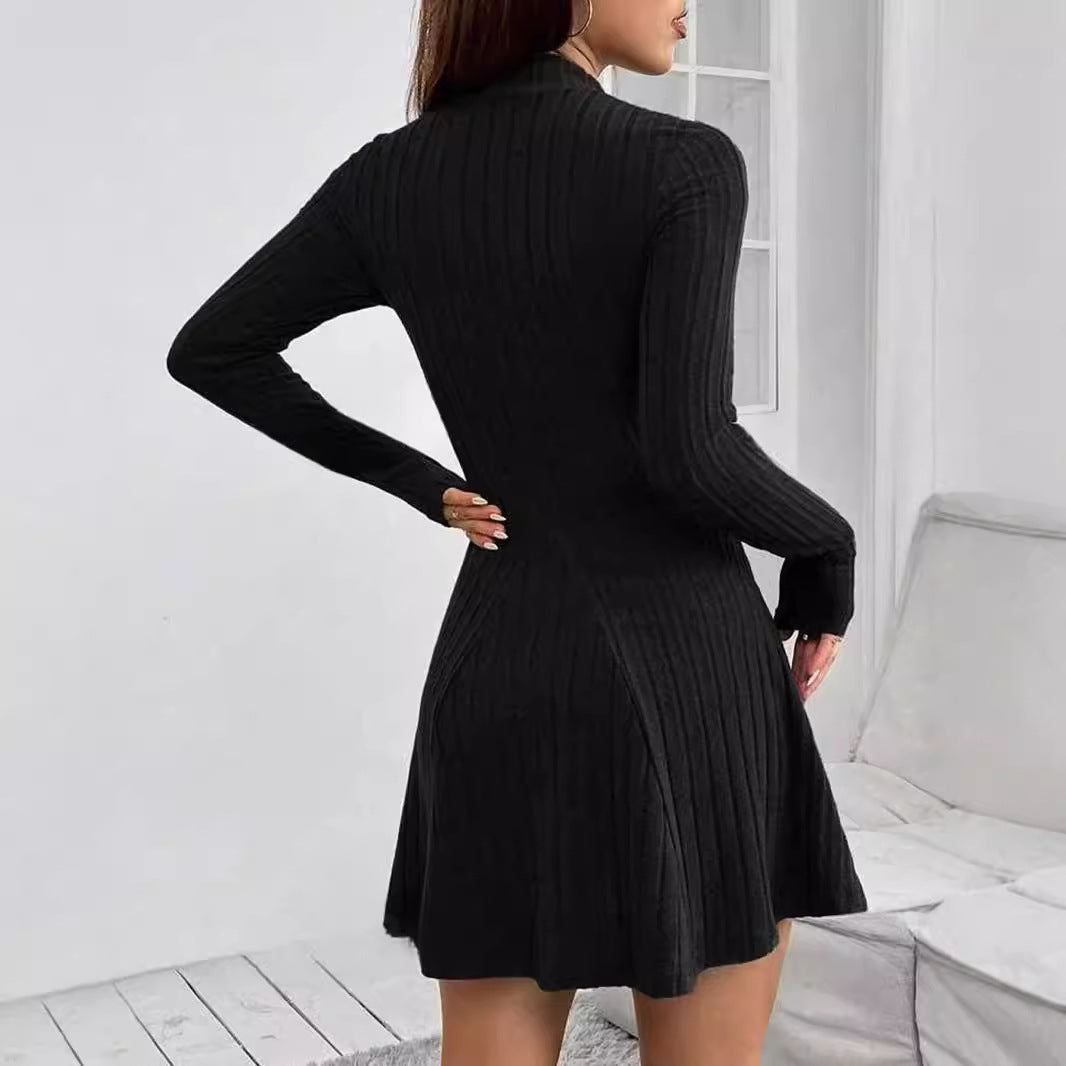 Liora — Robe à col montant côtelé avec ourlet évasé et coupe stretch