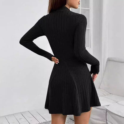 Liora — Robe à col montant côtelé avec ourlet évasé et coupe stretch
