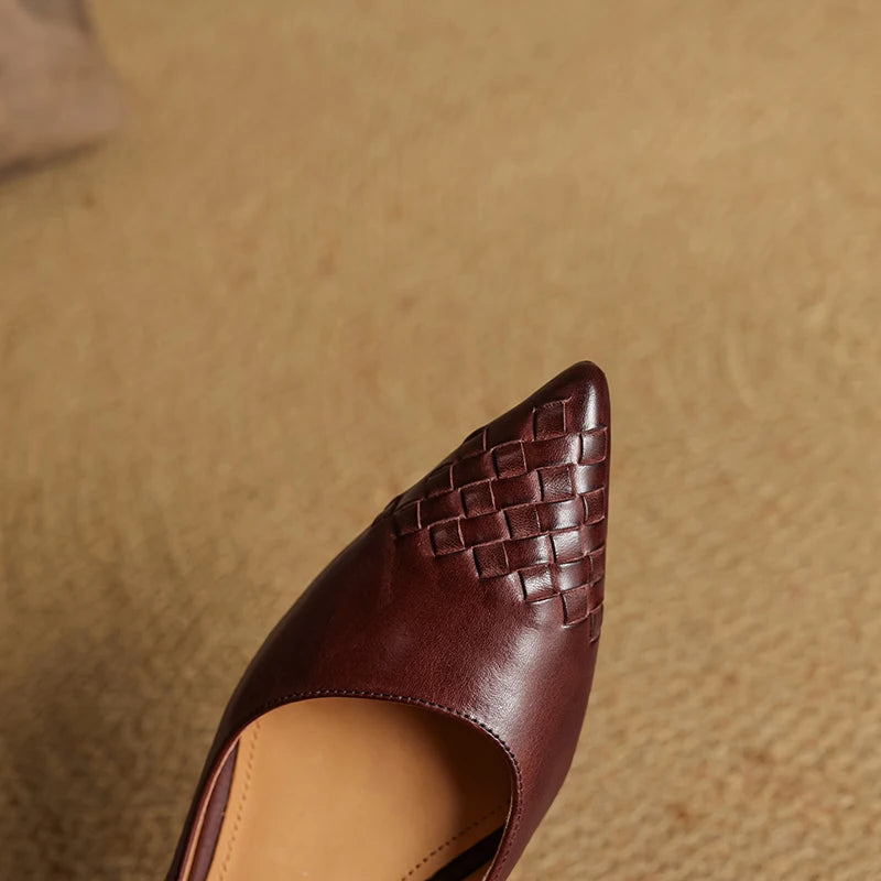 Novara Woven Leather Pumps — Aito nahkainen kärkikärkinen kiilakorkokenkä