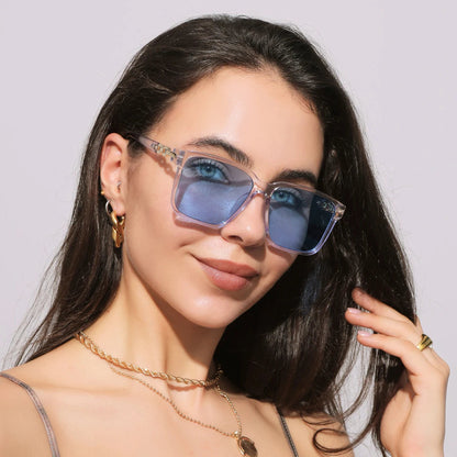 Lorya — Übergroße quadratische Sonnenbrille mit goldenen Kettenglied-Bügeln
