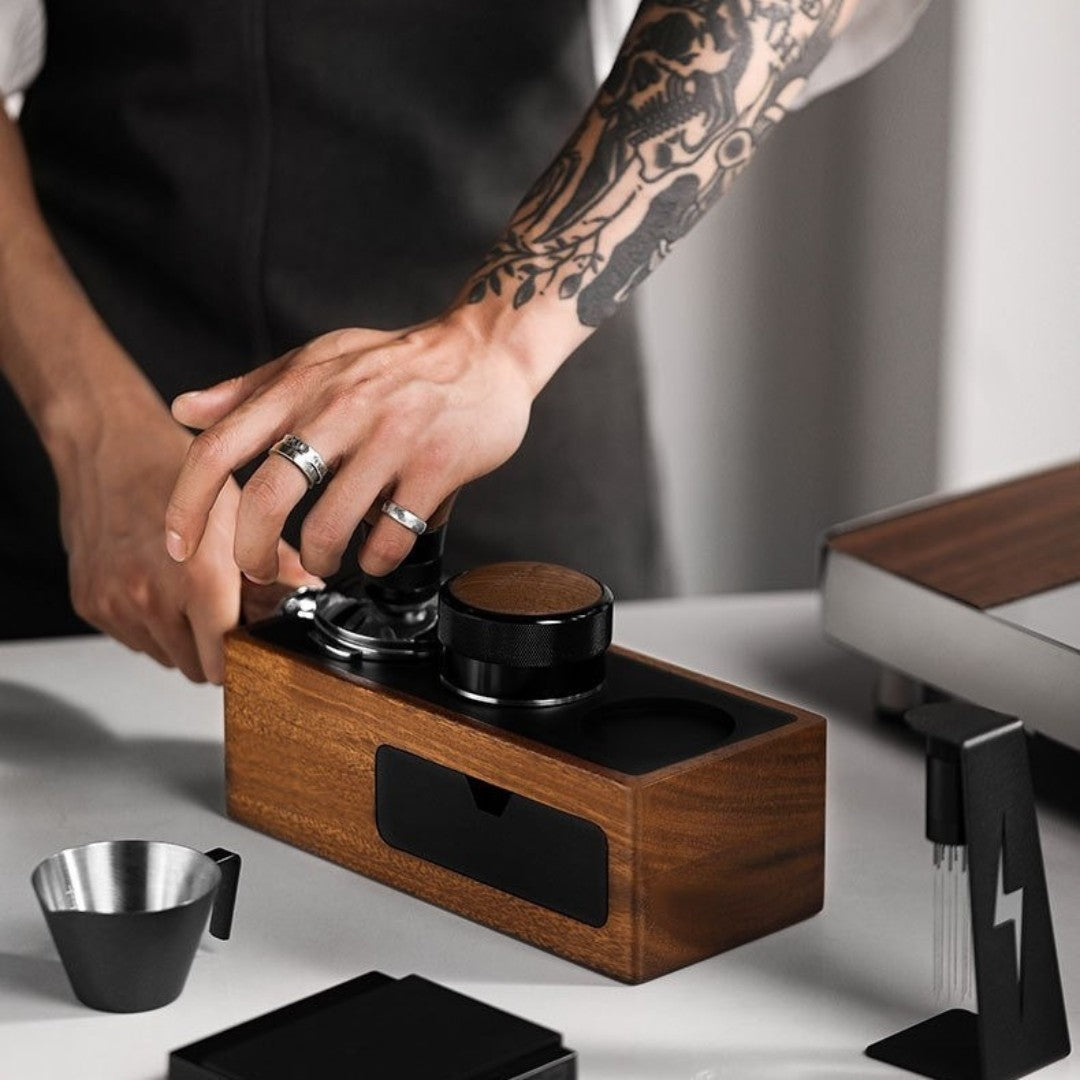 Brevin — Station de tassage en noyer pour espresso avec ports doublés de silicone