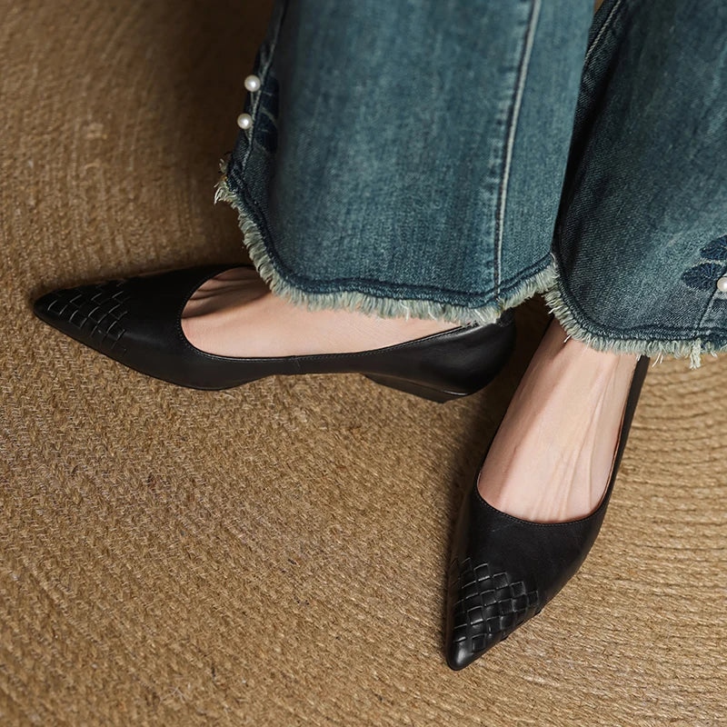Novara Woven Leather Pumps — Aito nahkainen kärkikärkinen kiilakorkokenkä