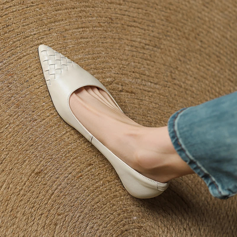 Novara Woven Leather Pumps — Aito nahkainen kärkikärkinen kiilakorkokenkä