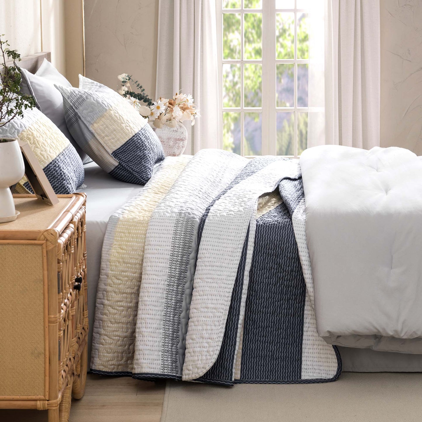 ShadowVeil™ Stripe Quilt Set — Unleash Bold Style and Year-Round Cloudlike Comfort