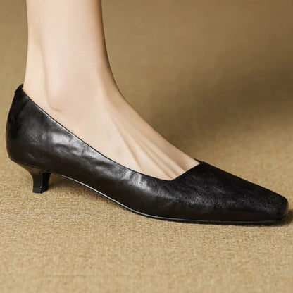 Talora — Echtes Leder Pumps mit Kitten-Heel und Komfort-Schaumsohle