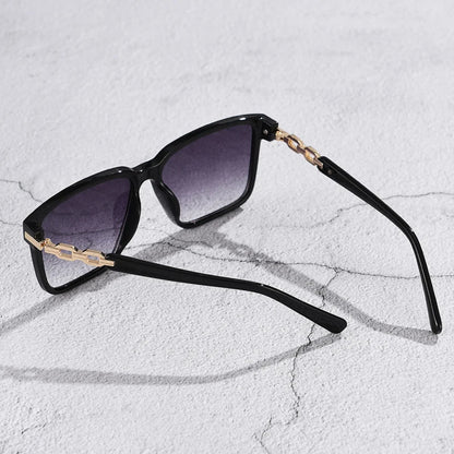 Lorya — Übergroße quadratische Sonnenbrille mit goldenen Kettenglied-Bügeln