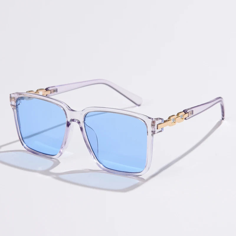 Lorya — Übergroße quadratische Sonnenbrille mit goldenen Kettenglied-Bügeln
