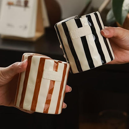 Tazza in Ceramica a Righe EmberLine™ — Accendi i Tuoi Sensi con Ogni Sorso Caldo e Dipinto a Mano Perfetto