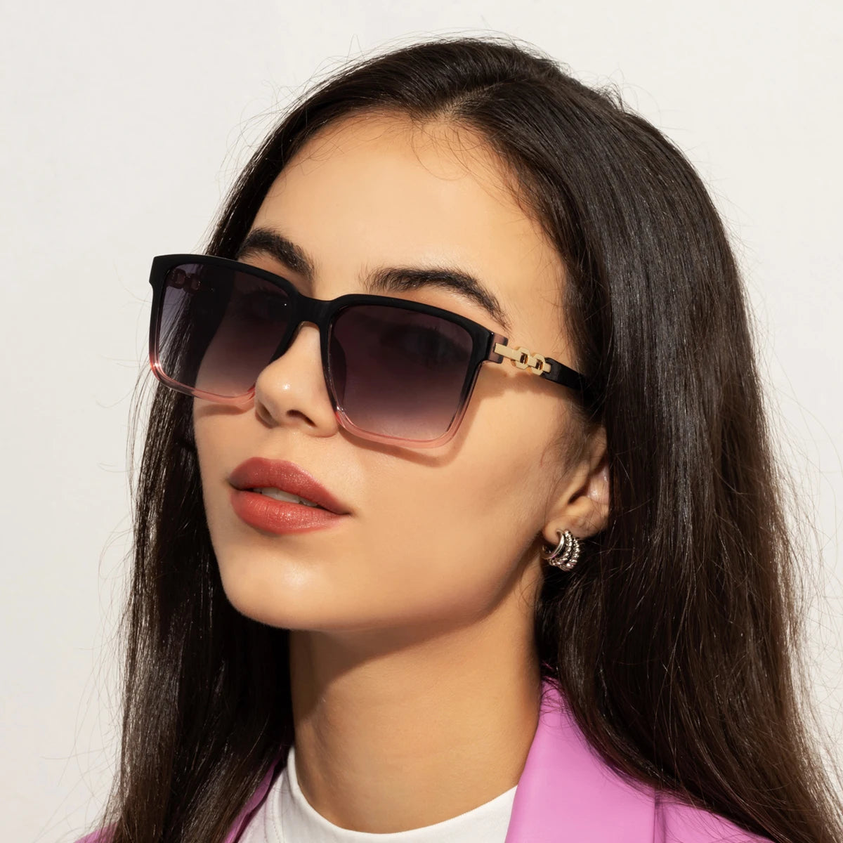 Lorya — Übergroße quadratische Sonnenbrille mit goldenen Kettenglied-Bügeln