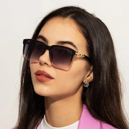 Lorya — Übergroße quadratische Sonnenbrille mit goldenen Kettenglied-Bügeln