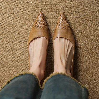 Novara Woven Leather Pumps — Aito nahkainen kärkikärkinen kiilakorkokenkä