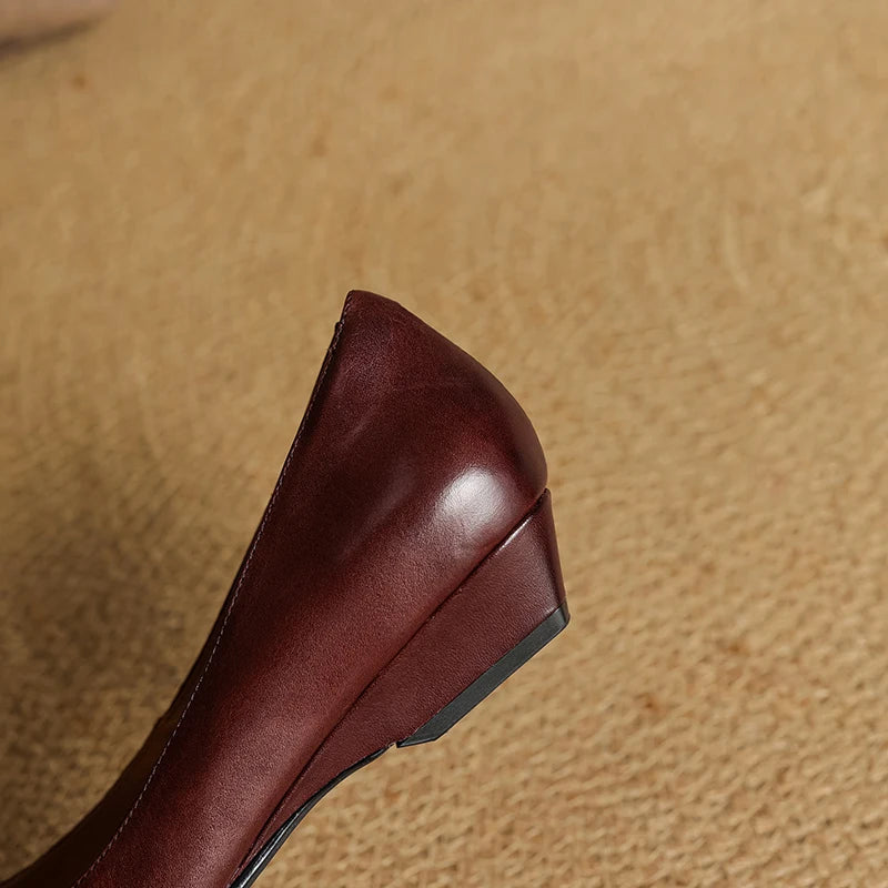 Novara Woven Leather Pumps — Aito nahkainen kärkikärkinen kiilakorkokenkä