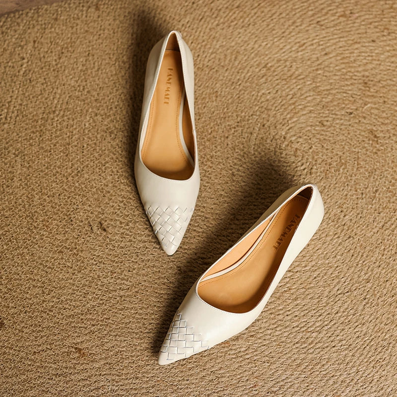 Novara Woven Leather Pumps — Aito nahkainen kärkikärkinen kiilakorkokenkä