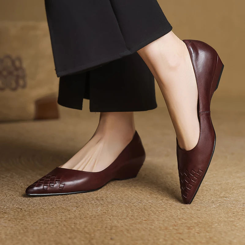 Novara Woven Leather Pumps — Aito nahkainen kärkikärkinen kiilakorkokenkä