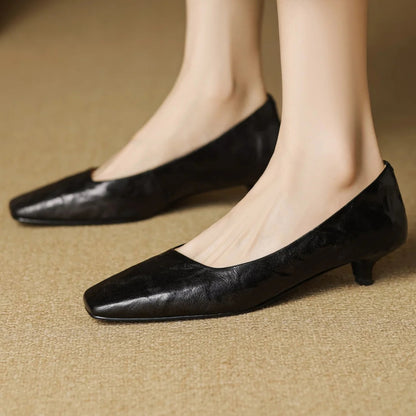 Talora — Echtes Leder Pumps mit Kitten-Heel und Komfort-Schaumsohle