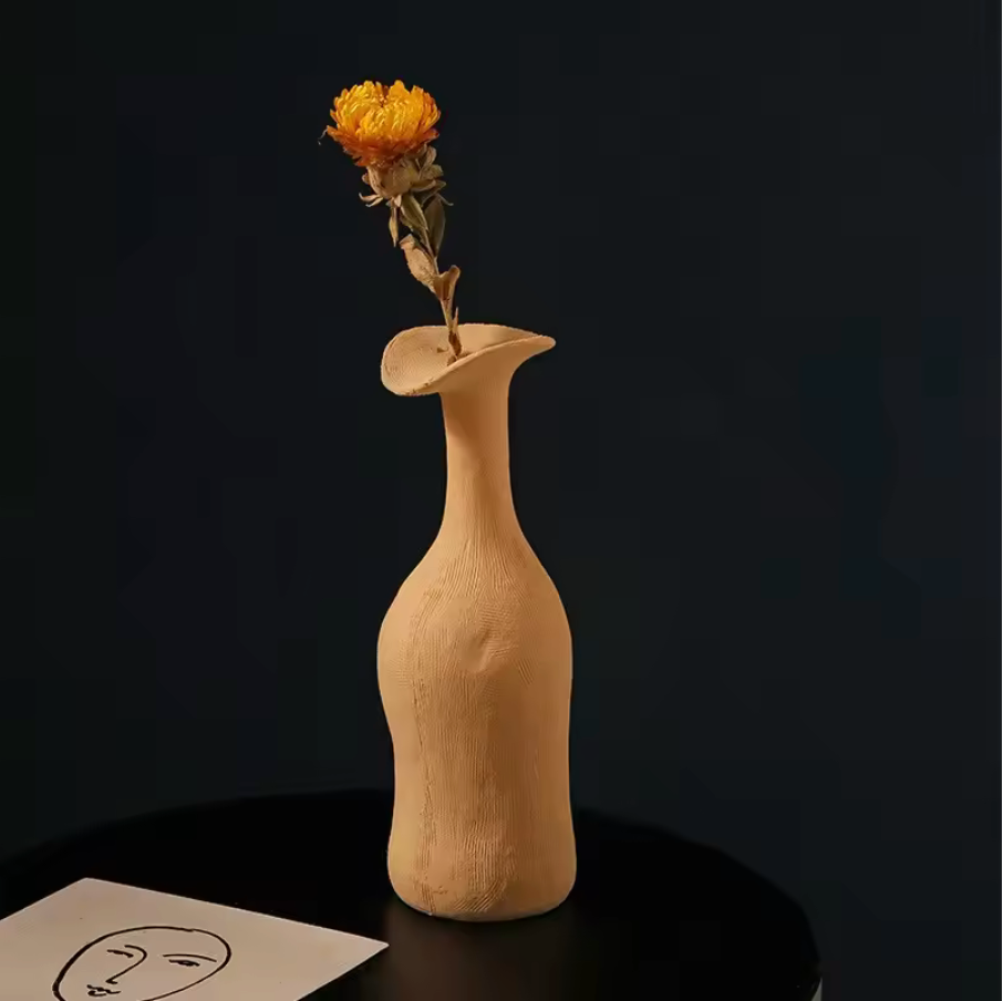 Liora Vase — Handgefertigte Keramikdekoration im nordisch-minimalistischen Design