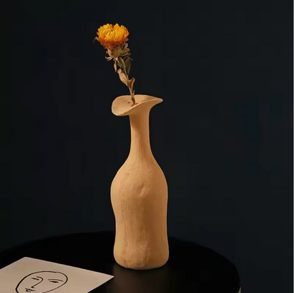 Liora Vase — Handgefertigte Keramikdekoration im nordisch-minimalistischen Design