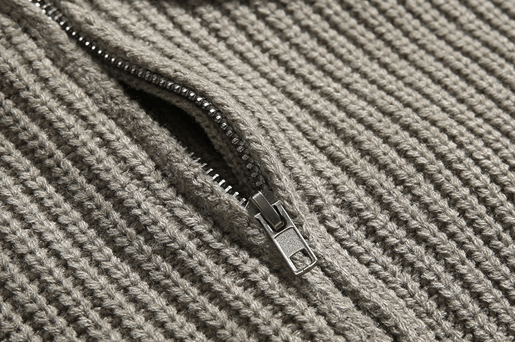 Norla — Gestrickter Pullover mit halbem Reißverschluss und verstellbarem Kragen