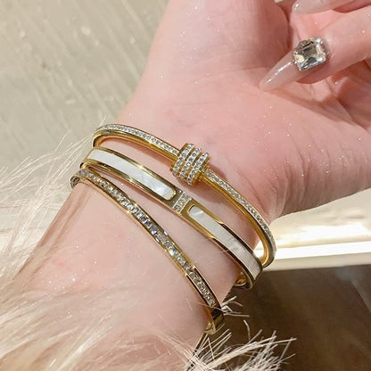 Nebuluxe 5-delt elegant armbåndssæt i rustfrit stål, moderigtig klassisk design & falmer ikke