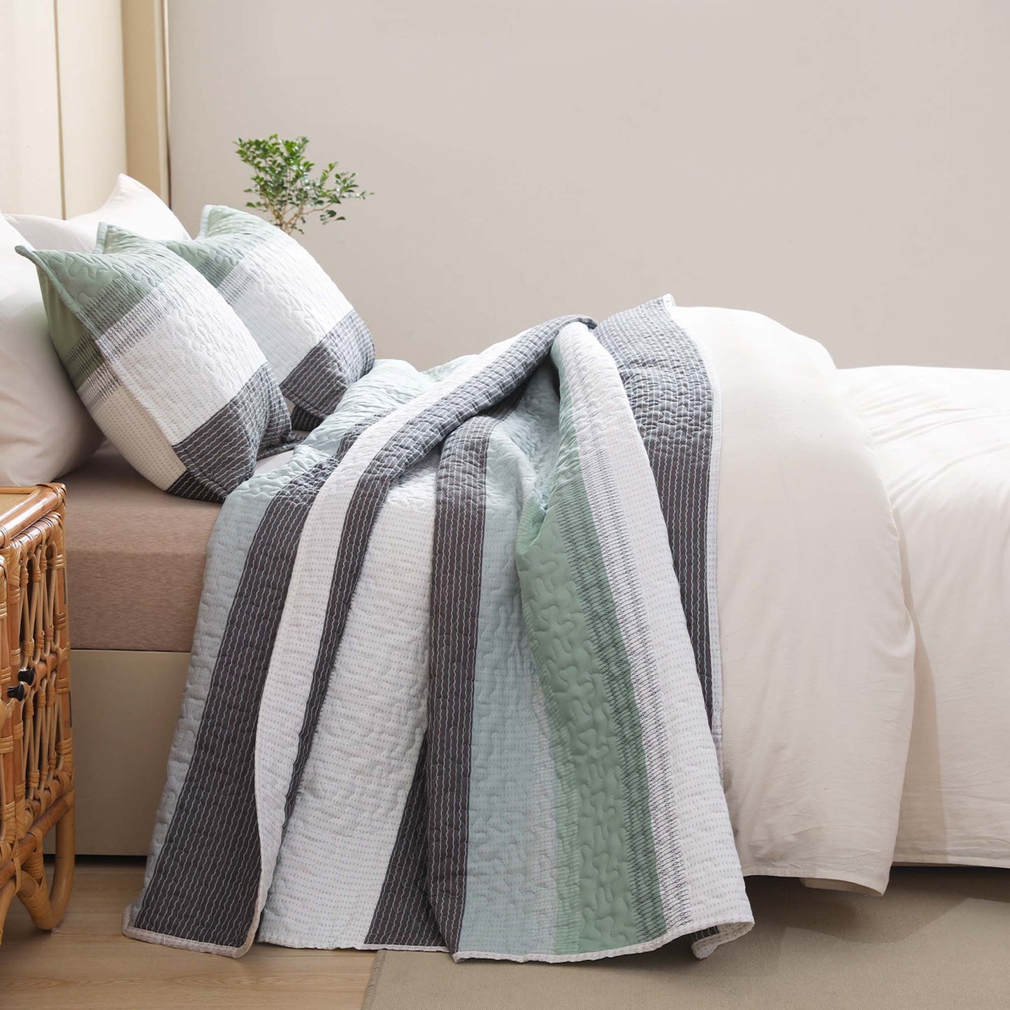 ShadowVeil™ Stripe Quilt Set — Unleash Bold Style and Year-Round Cloudlike Comfort