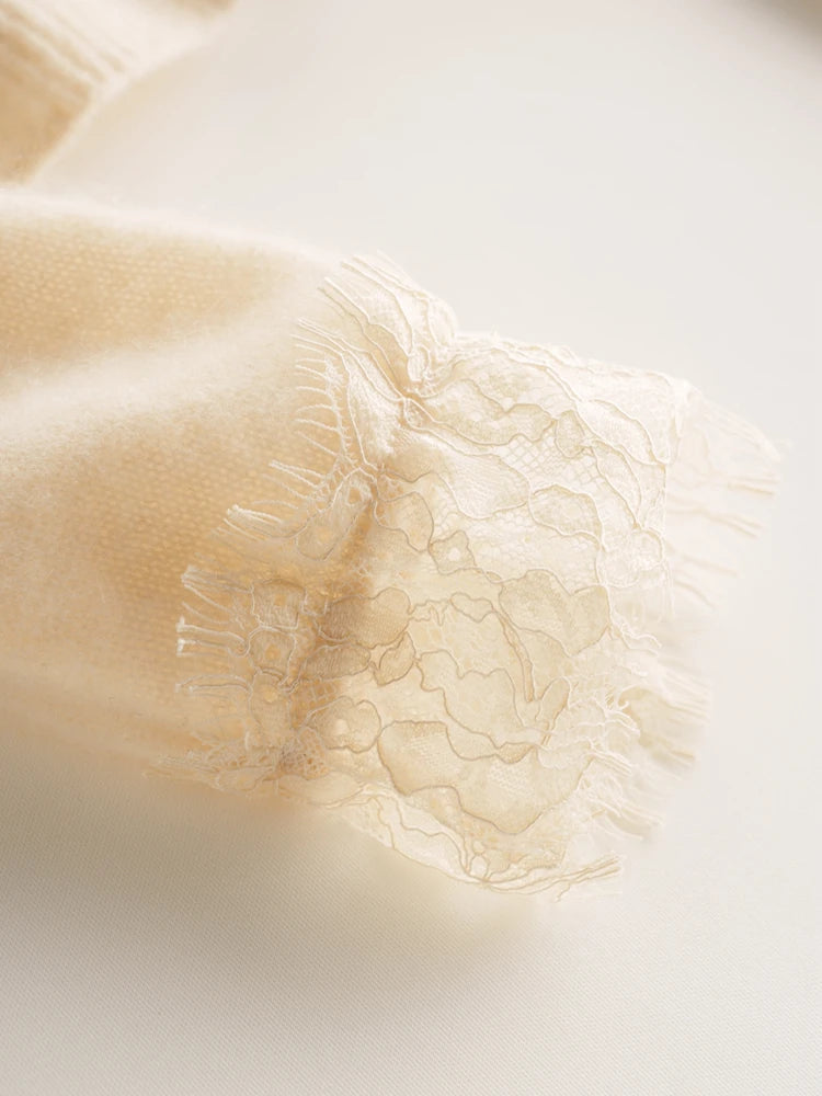 Elara — Weicher Kaschmir-Spitzen-Cardigan zum Layern