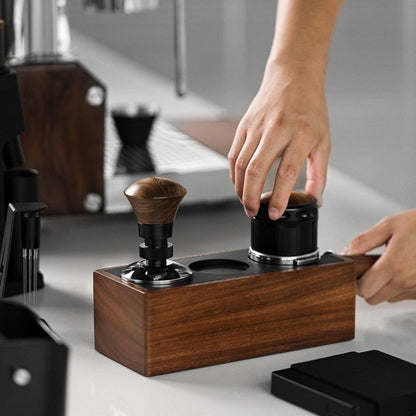 Brevin — Station de tassage en noyer pour espresso avec ports doublés de silicone