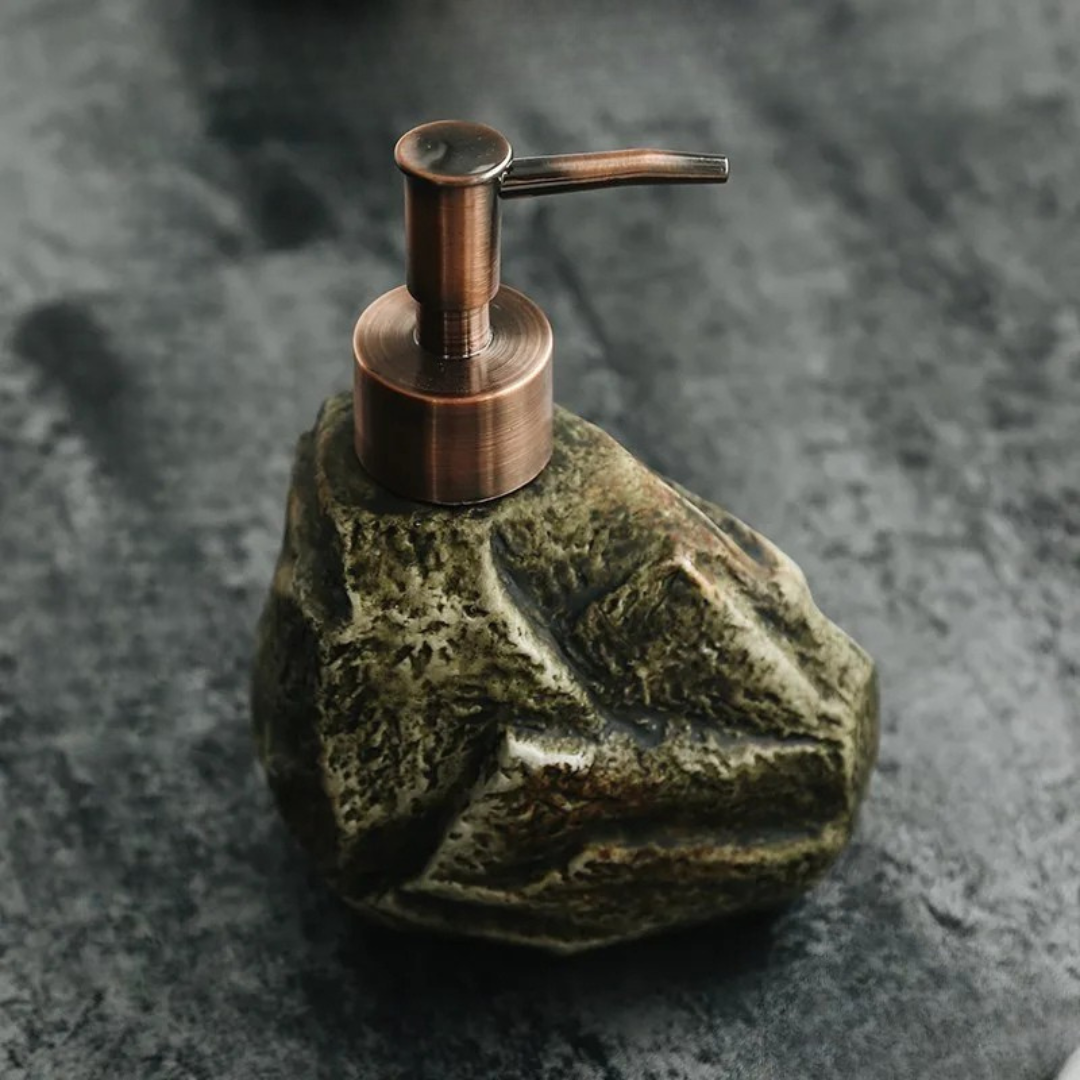 Norla — Dozownik Mydła z Kamienia Wulkanicznego z Matową Mosiężną Pompką