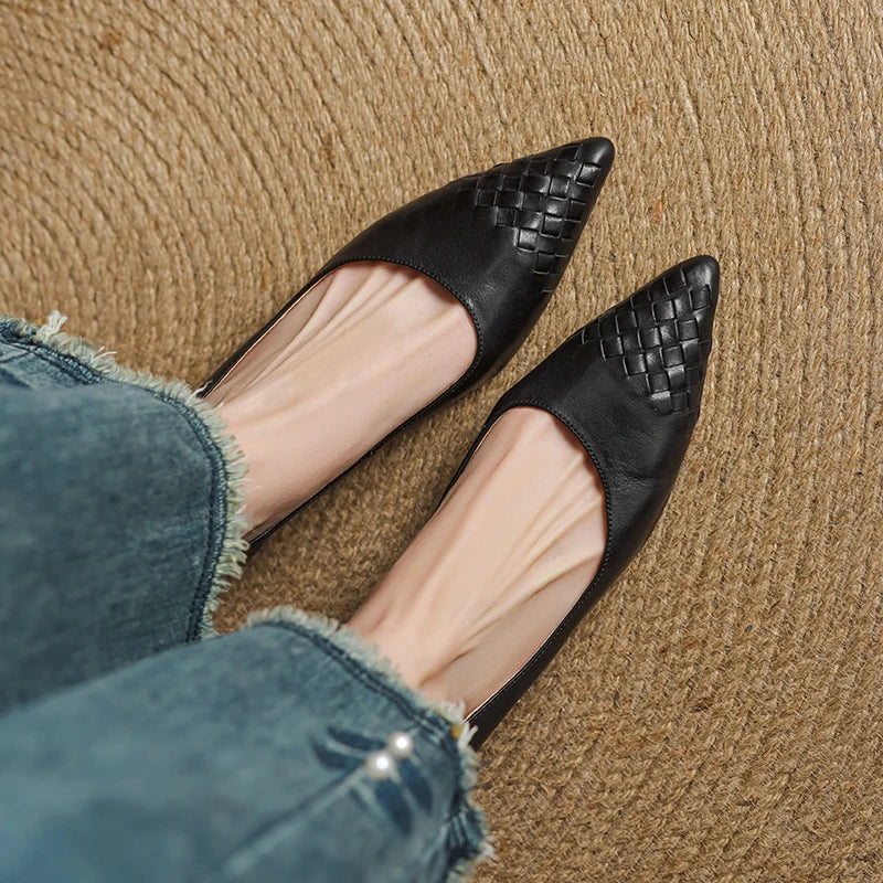Novara Woven Leather Pumps — Aito nahkainen kärkikärkinen kiilakorkokenkä