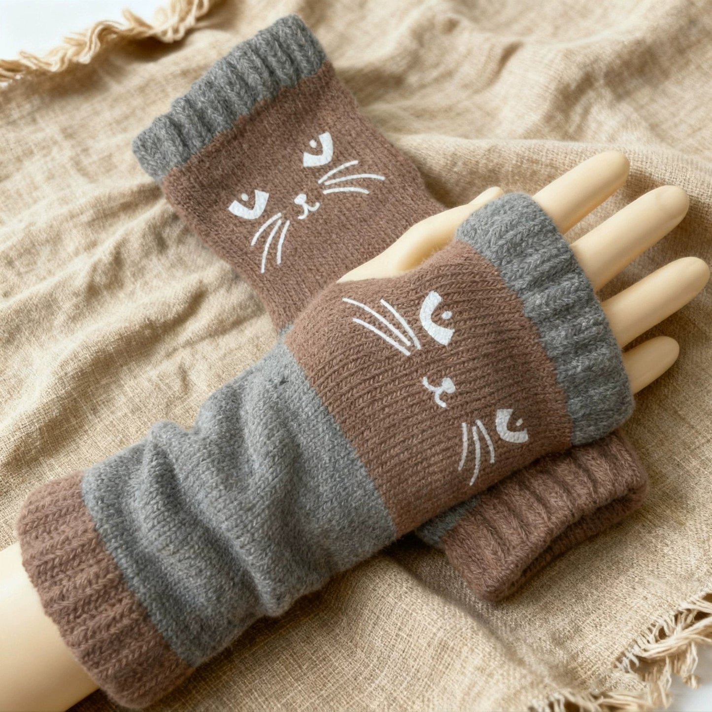 Myra CozyCat Fingerless Gloves — Warme Strickhandschuhe mit Katzenstickerei