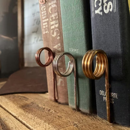Maren — Apribook in metallo con fermapagina a una mano per una lettura comoda