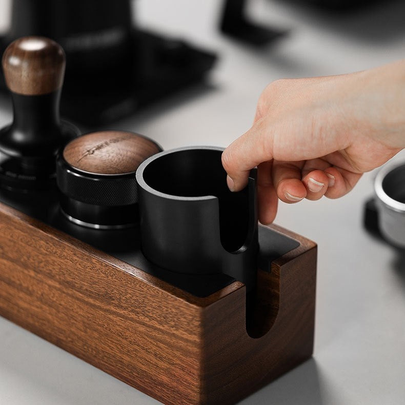 Brevin — Station de tassage en noyer pour espresso avec ports doublés de silicone