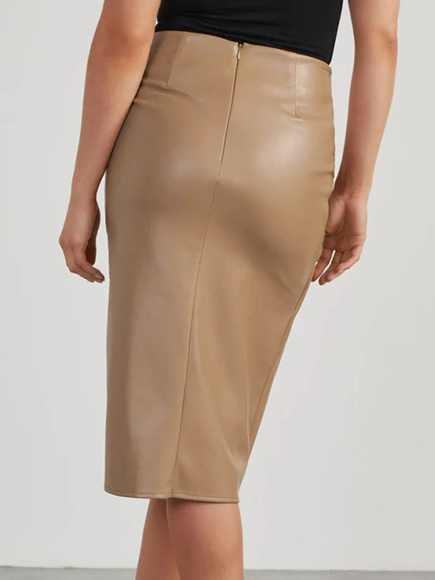 Norla — Vegan leren midi-rok met asymmetrische twistzoom