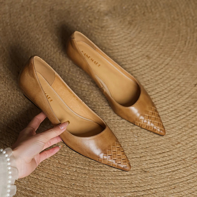 Novara Woven Leather Pumps — Aito nahkainen kärkikärkinen kiilakorkokenkä