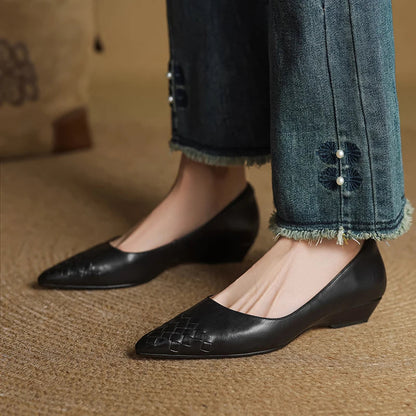 Novara Woven Leather Pumps — Aito nahkainen kärkikärkinen kiilakorkokenkä