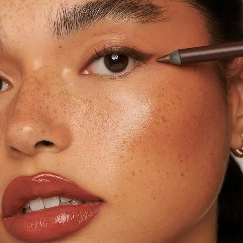 UltraCreamy Eyeliner™ — Înfruntă petele și cucerește fiecare privire toată ziua