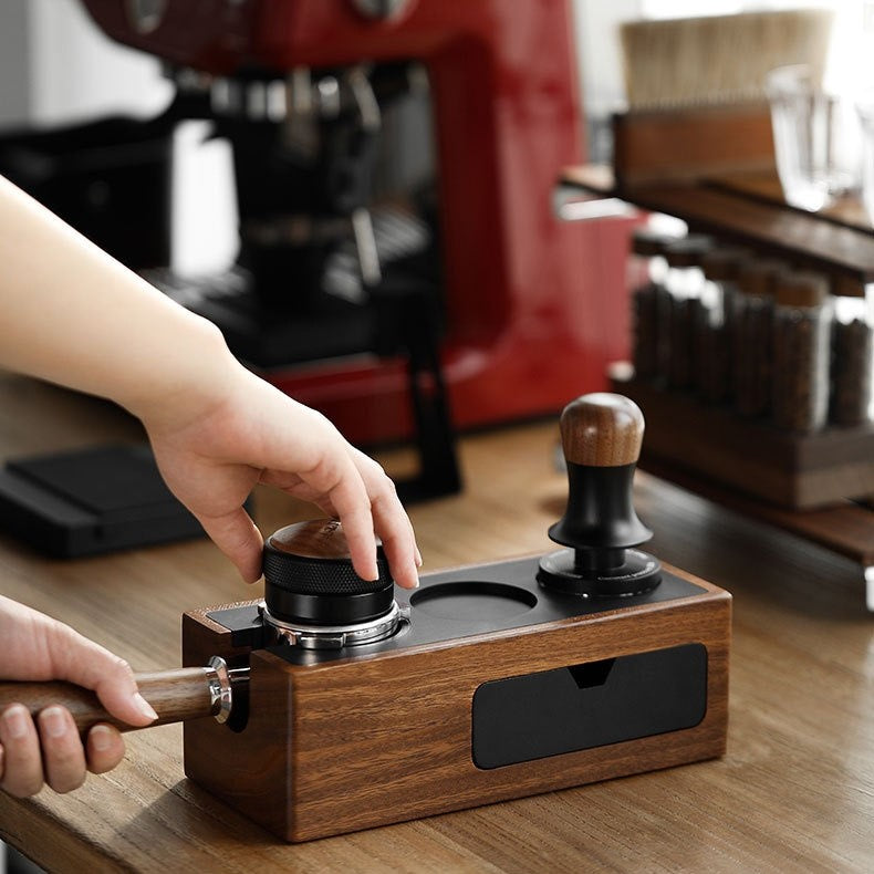 Brevin — Station de tassage en noyer pour espresso avec ports doublés de silicone