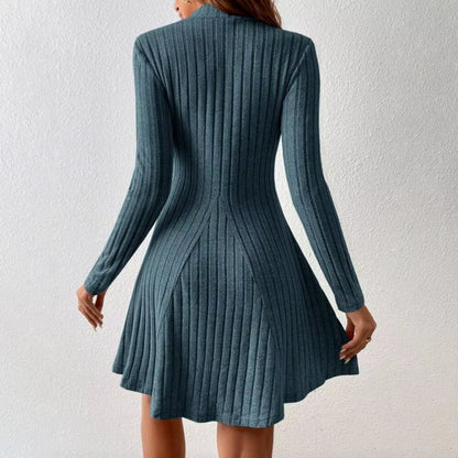 Liora — Robe à col montant côtelé avec ourlet évasé et coupe stretch