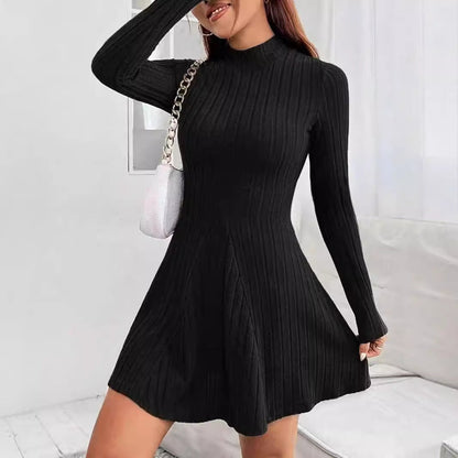 Liora — Robe à col montant côtelé avec ourlet évasé et coupe stretch