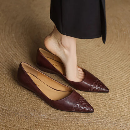 Novara Woven Leather Pumps — Aito nahkainen kärkikärkinen kiilakorkokenkä