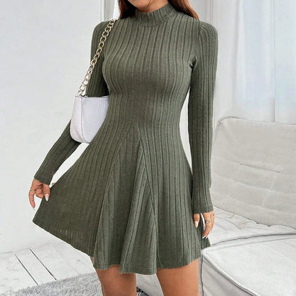 Liora — Robe à col montant côtelé avec ourlet évasé et coupe stretch